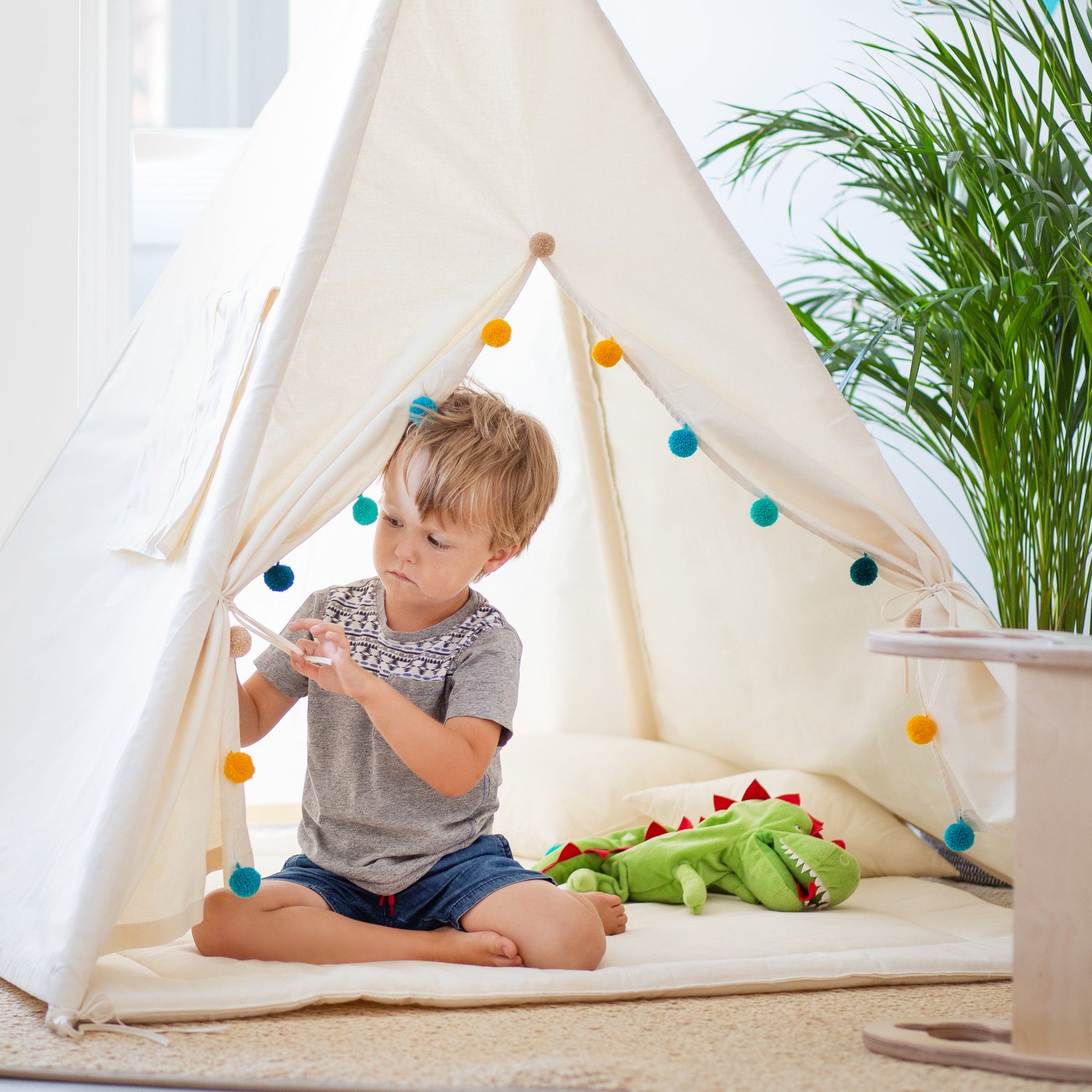 zelt kinderzimmer junge Tipi Zelt Kinder Creme mit Pompons Kinderzimmer \ | Wild Folks – Wild Folks